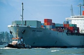 Schlepper zieht Frachter / Container schiff ( Bay Bridge )  in den Hafen