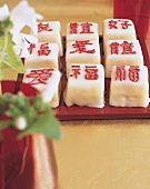 chinesische Petits Four aus Biskuitteig mit Marmelade