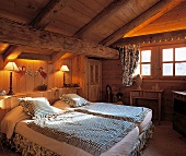 Rustikales Schlafzimmer, Decke und Wände aus Holz