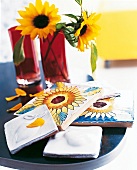 rote Gläser mit Sonnenblumen, Fliesen mit Sonnenblumenmotiv