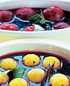 rote und gelbe Pflaumen in Rotwein, Kompott, Nachspeise, Dessert