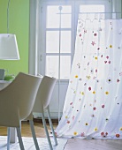 Paravent aus transparentem Stoff mit Blüten,grüne Wand, Stühle