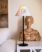 kleine Stehlampe, Tischlampe mit Initiale, Monogramm im Lampenschirm