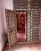 Gästehaus Dar Mouassine, Marrakesch, zweiflügelige Zedernholztür, Orient