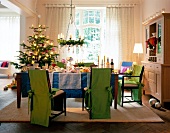 Esszimmer weihnachtlich, gedeckter Tisch, Weihnachtsbaum, Hussen
