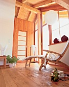 Liegestuhl in Raum mit Wandverkleidung aus Holz, Deckchair