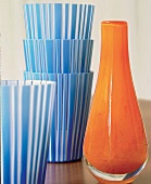 Gläser, blau gestreift, Vase orange 