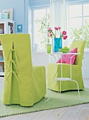 Stühle mit hellgrünen Hussen auf grünem Teppich
