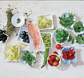 Zusammenstellung von Fisch, Kräutern , Gemüse und Salaten