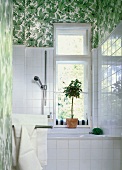 Altbau-Badezimmer mit Dschungel Tapete, weiß gekachelt