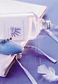 Lavendel- Duftwasser, blaue Seife und weiße Feder