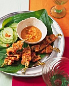 Saté-Spiesse mit Erdnusssosse, thailändisches Gericht