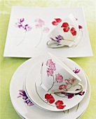 Weißes Teeservice mit Blumendruck in Pastellfarben