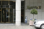 Marriott-Hotel-Hamburg Eingang mit Restaurant