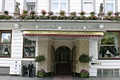 Raffles Vier Jahreszeiten-Hotel-Hamburg Gebaeudefassade Gebäudefassade