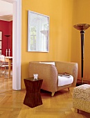 Wohnzimmer Detail, Sessel, Bild, Beistelltisch, Wand farbig