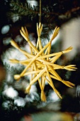Christbaumschmuck, Strohstern am Weihnachtsbaum, close up