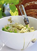 Schale mit Butter-Oliven-Creme, close-up