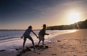 2 Kinder am Strand 