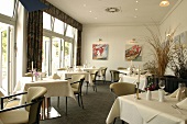Restaurant im Hotel Ostende in Ahlbeck auf Usedom innen Tische