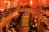 Das Restaurant Kula-Karma, Berlin, innen, Gäste