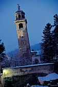 Der schiefe Turm der Mauritiuskirche in St. Moritz, Schweiz