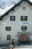 Das Restaurant "Jöhri's Talvo" in Champfèr, St. Moritz