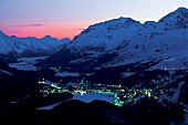 Sankt Moritz bei Nacht, von oben fotografiert