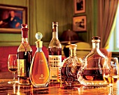 Mehrere Cognacflaschen auf einem Tisch, close up