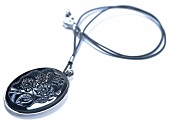 Amulett aus schwarzem Glas an einem Lederband, Freisteller