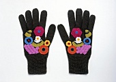 Braune Handschuhe mit bunten Blumen bestickt