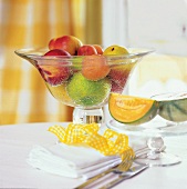 Eine Glasschale mit Obst gefüllt 
