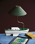Lampe, Leuchte auf einem Holzschiff montiert