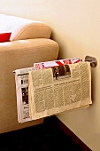 Handtuchhalter mit Zeitungen und Zeitschriften im Wohnzimmer