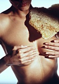 Honig auf einem Frauenkörper, Honigwabe, Wabe Studio