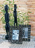 afrikanische Skulpturen aus Holz und Bilderrahmen mit Holzornamenten