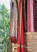 3 Indien-Schals hängen im Freien, 