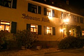 Schwarzer Adler beleuchtet Schriftzug Restaurant