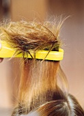 Haare werden mit heißem Eisen geglättet, close-up, nah, Detail