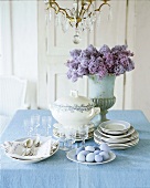 Geschirr zu Ostern, Blütendekor, auf Terrine, Flieder in Vase