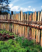 Zaun, gezimmert aus Fichtenlatten + Weidenruten, traditionell, Südtirol