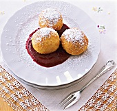 Topfenknödel mit Himbeersosse 