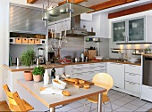 Helle, moderne Küche, zum Wohnraum offen