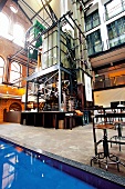 Hotel Gastwerk, Lobby, Hamburg, mächtiges Mahlwerk ehemaliger Fabrik