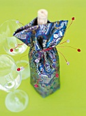 Flasche originell als Geschenk verpackt, Modell Geisha, close-up