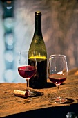 Rotwein, Flasche + Gläser, Still, an d. Loire, Frankreich, Cabernet franc