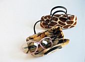 Brille vor Brillenetuis im Tigerund Giraffen-Look