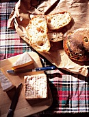 Brotzeit, Picknick, Brot + Käse auf Decke, Still