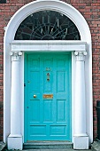grüne Haustür in georginischer Fassade close-up