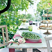 Grüner Spargel mit Salsa Verde auf sommerlicher Tafel, außen, Sommer